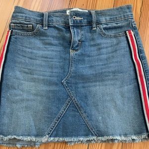 Denim skirt w stripes on sides and frayed bottom